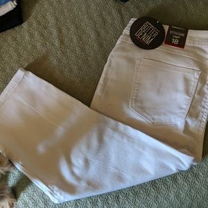 NWT Avenue Denim Capris